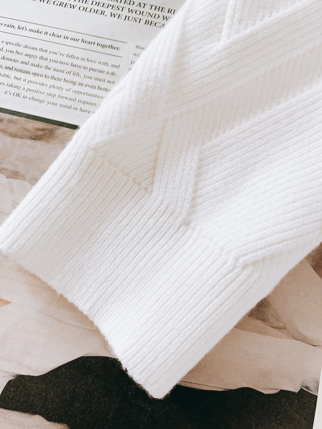 Loewe 罗意威 2025FW秋冬新品 菱格针织拉链开衫。甄选优质羊毛混纺打造，针织纹理密实不易变形，