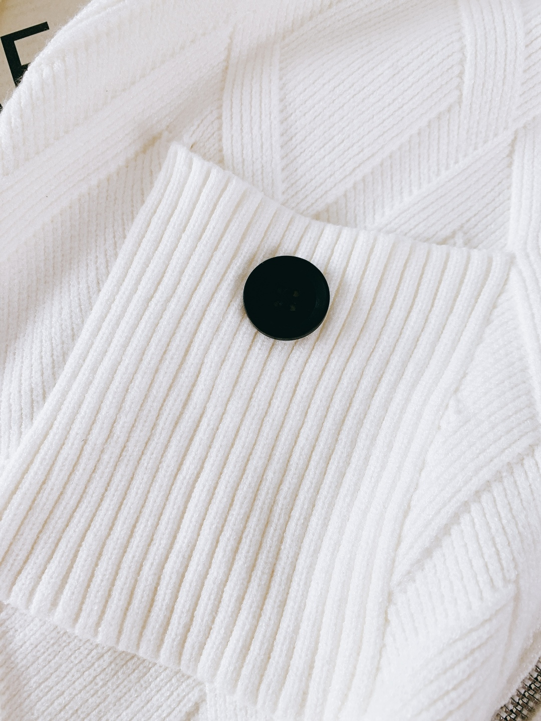 Loewe 罗意威 2025FW秋冬新品 菱格针织拉链开衫。甄选优质羊毛混纺打造，针织纹理密实不易变形，