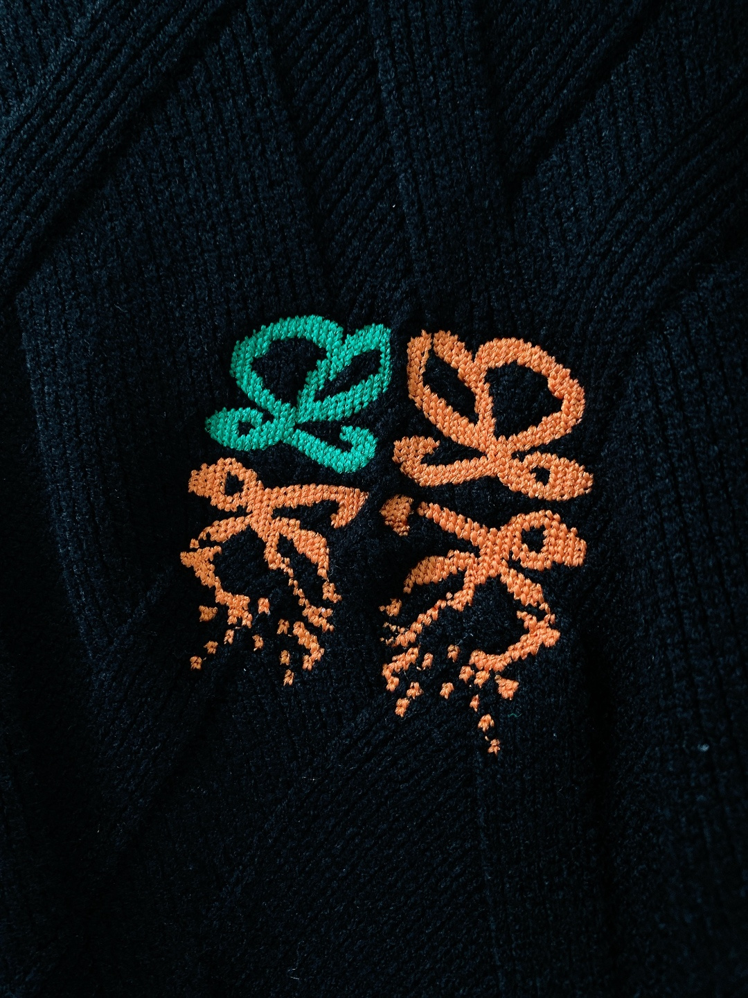 Loewe 罗意威 2025FW秋冬新品 菱格针织拉链开衫。甄选优质羊毛混纺打造，针织纹理密实不易变形，