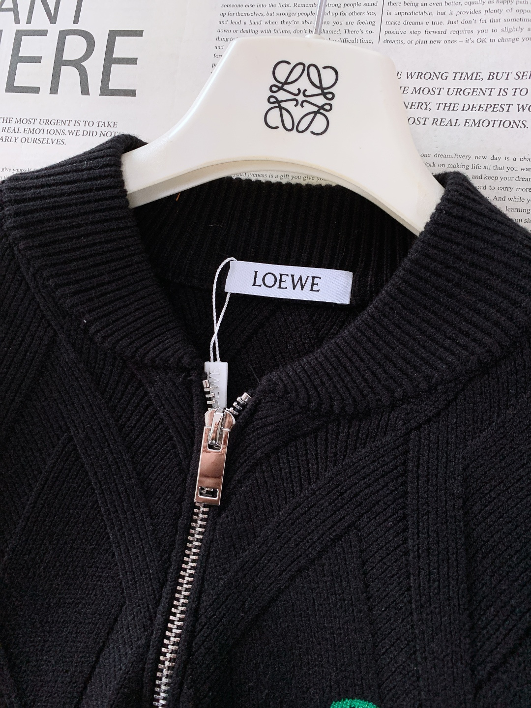 Loewe 罗意威 2025FW秋冬新品 菱格针织拉链开衫。甄选优质羊毛混纺打造，针织纹理密实不易变形，