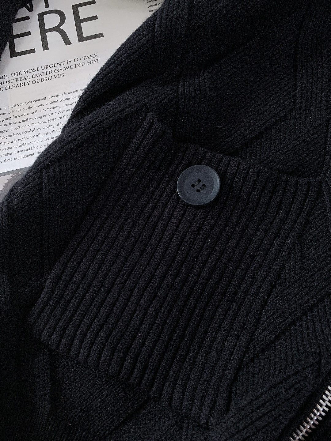 Loewe 罗意威 2025FW秋冬新品 菱格针织拉链开衫。甄选优质羊毛混纺打造，针织纹理密实不易变形，