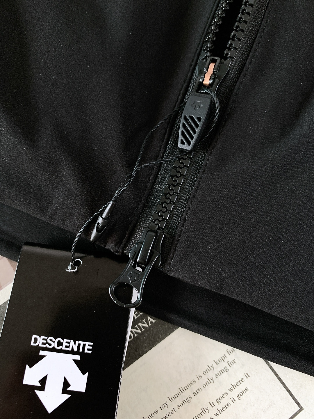 DESCENTE 迪桑特 2025FW秋冬新品男士三合一冲锋羽绒服。采用专业户外防风防水面料，抗风抗寒耐