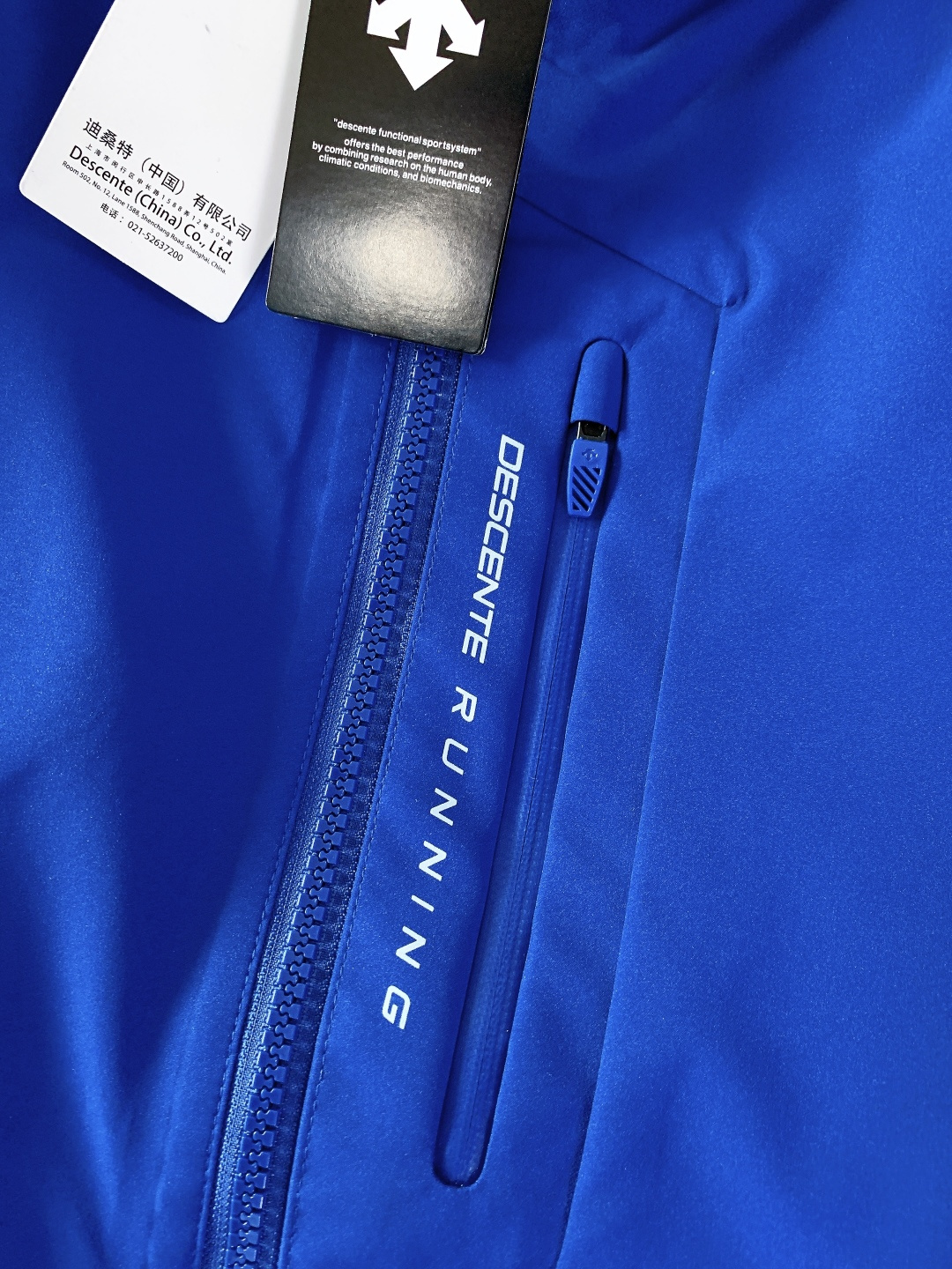 DESCENTE 迪桑特 2025FW秋冬新品男士三合一冲锋羽绒服。采用专业户外防风防水面料，抗风抗寒耐