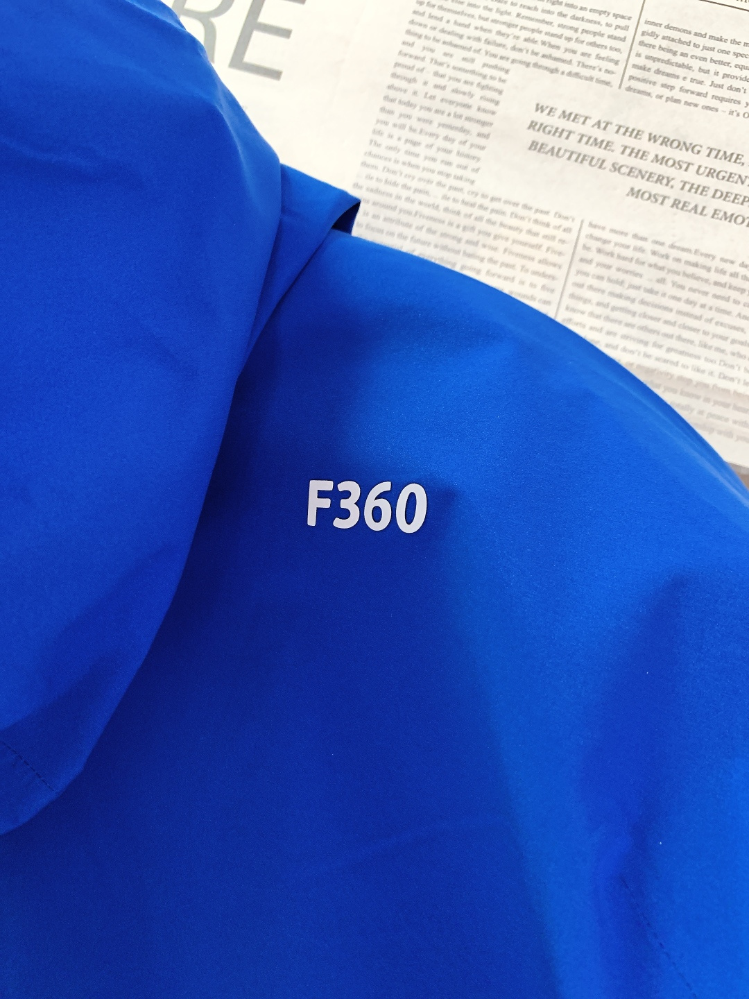 DESCENTE 迪桑特 2025FW秋冬新品男士三合一冲锋羽绒服。采用专业户外防风防水面料，抗风抗寒耐