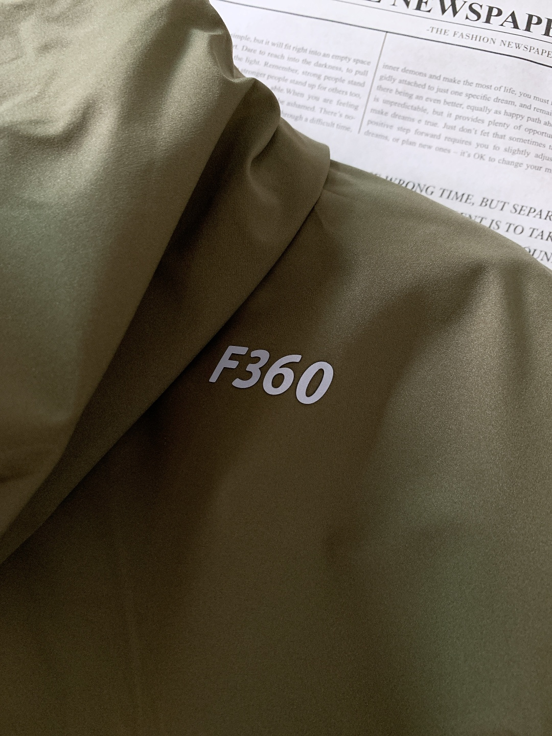 DESCENTE 迪桑特 2025FW秋冬新品男士三合一冲锋羽绒服。采用专业户外防风防水面料，抗风抗寒耐