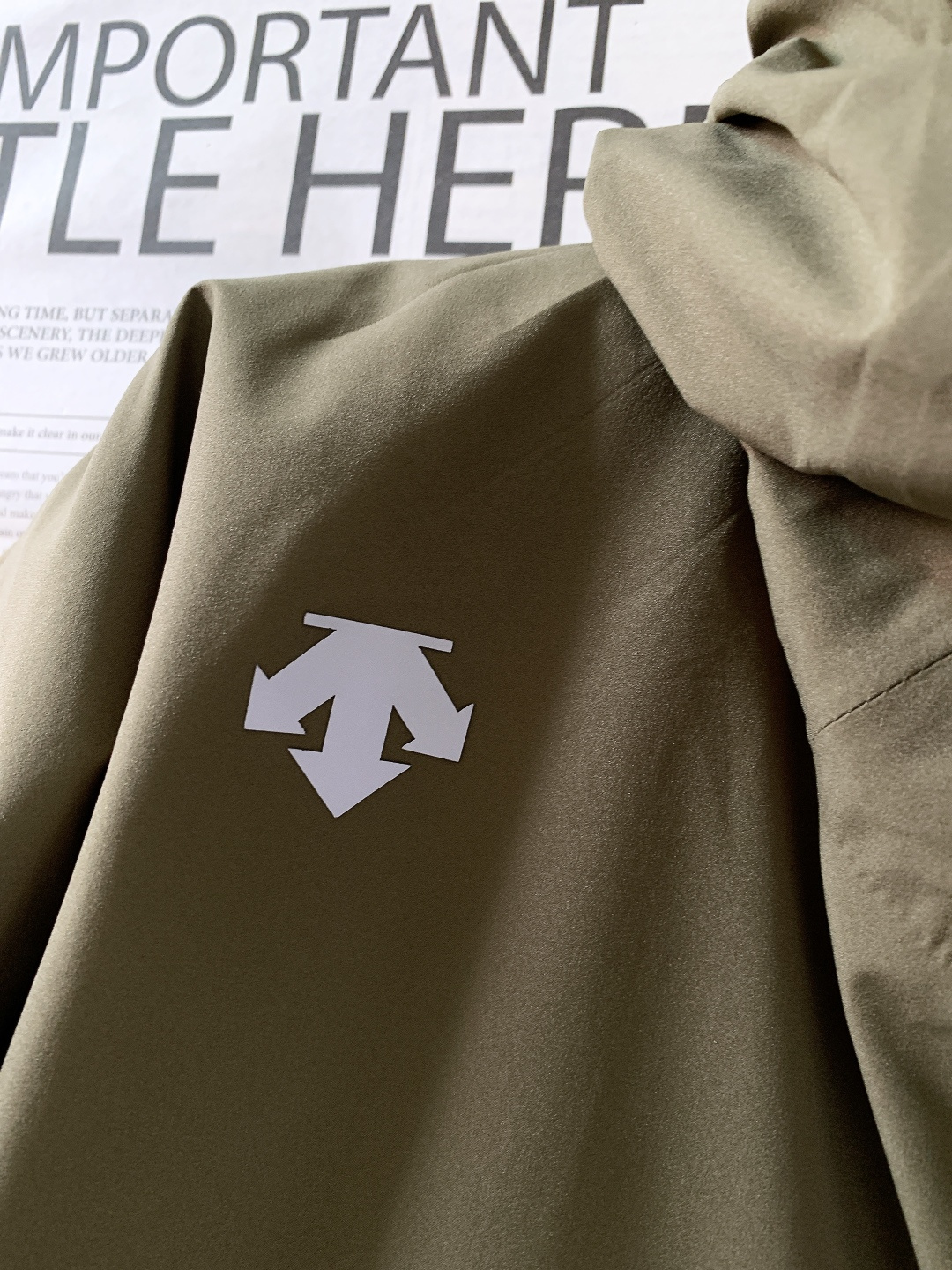 DESCENTE 迪桑特 2025FW秋冬新品男士三合一冲锋羽绒服。采用专业户外防风防水面料，抗风抗寒耐