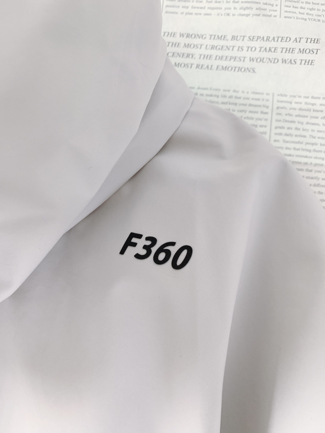 DESCENTE 迪桑特 2025FW秋冬新品男士三合一冲锋羽绒服。采用专业户外防风防水面料，抗风抗寒耐