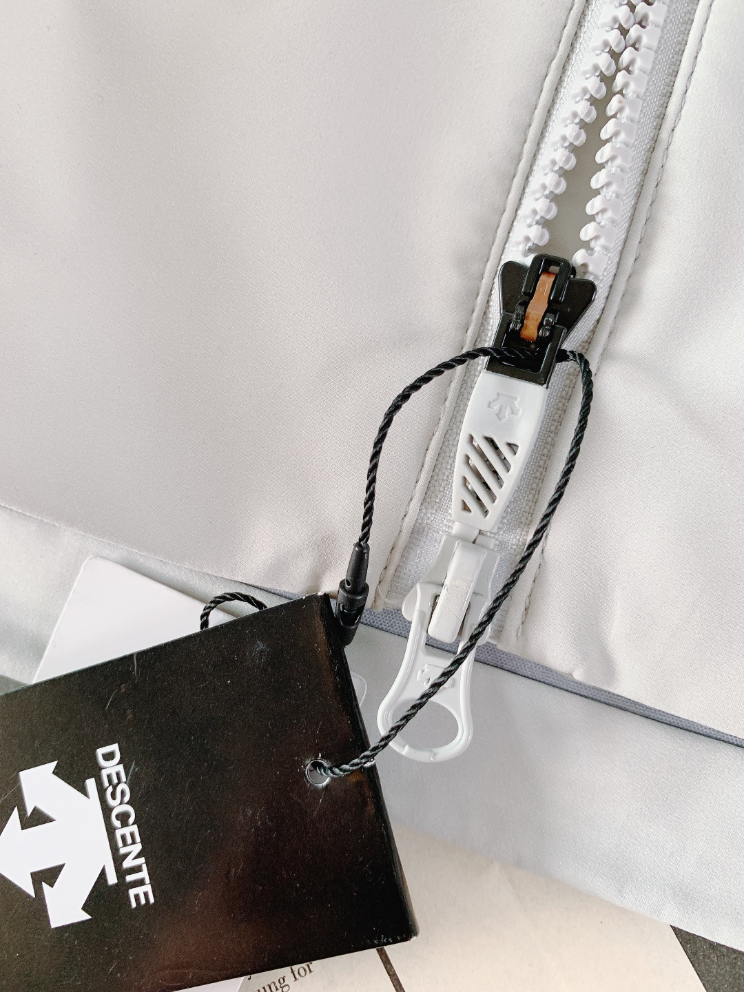 DESCENTE 迪桑特 2025FW秋冬新品男士三合一冲锋羽绒服。采用专业户外防风防水面料，抗风抗寒耐