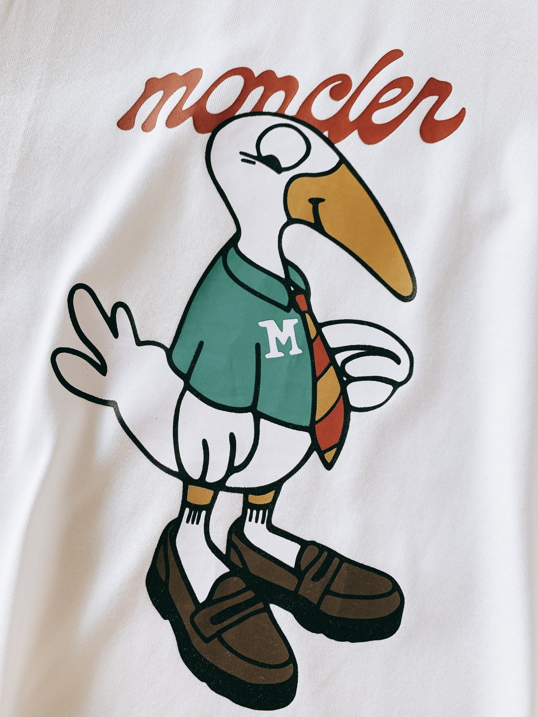 Moncler 蒙口 2026SS早春新品 卡通图案短袖T恤。采用高支精梳棉混纺面料，触感软糯亲肤，透气