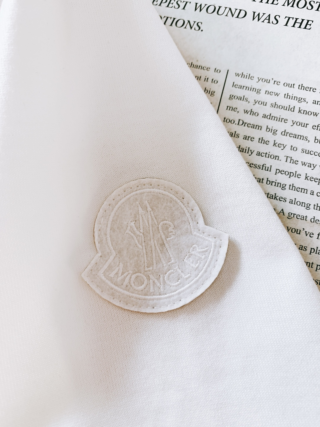 Moncler 蒙口 2026SS早春新品 卡通图案短袖T恤。采用高支精梳棉混纺面料，触感软糯亲肤，透气