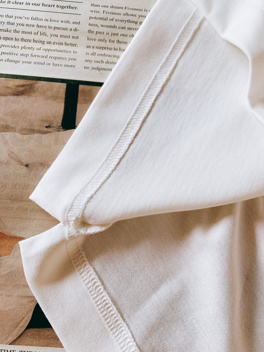 Moncler 蒙口 2026SS早春新品 卡通图案短袖T恤。采用高支精梳棉混纺面料，触感软糯亲肤，透气