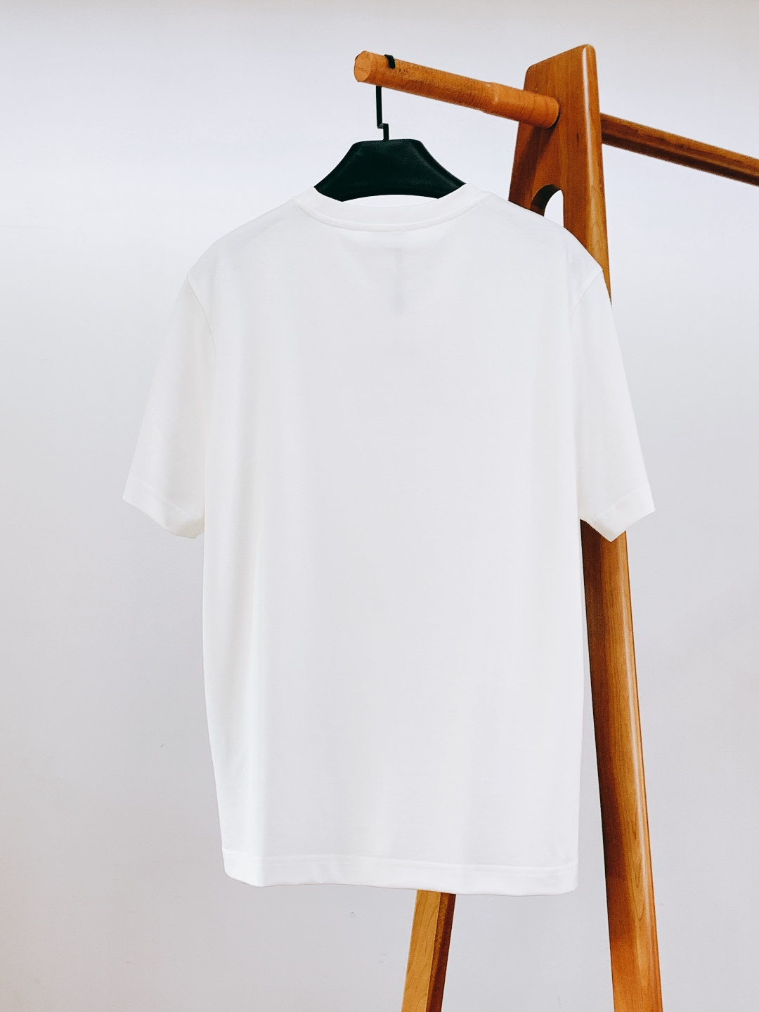 Moncler 蒙口 2026SS早春新品 卡通图案短袖T恤。采用高支精梳棉混纺面料，触感软糯亲肤，透气