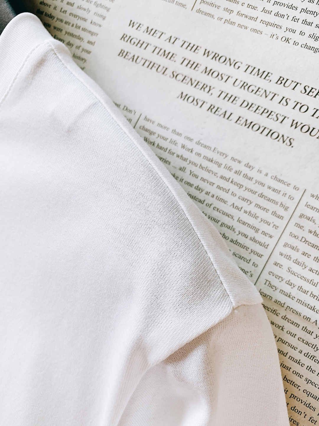 Moncler 蒙口 2026SS早春新品 卡通图案短袖T恤。采用高支精梳棉混纺面料，触感软糯亲肤，透气