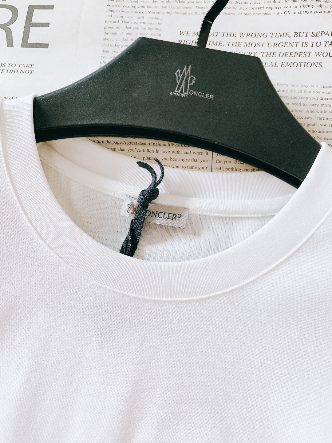 Moncler 蒙口 2026SS早春新品 卡通图案短袖T恤。采用高支精梳棉混纺面料，触感软糯亲肤，透气