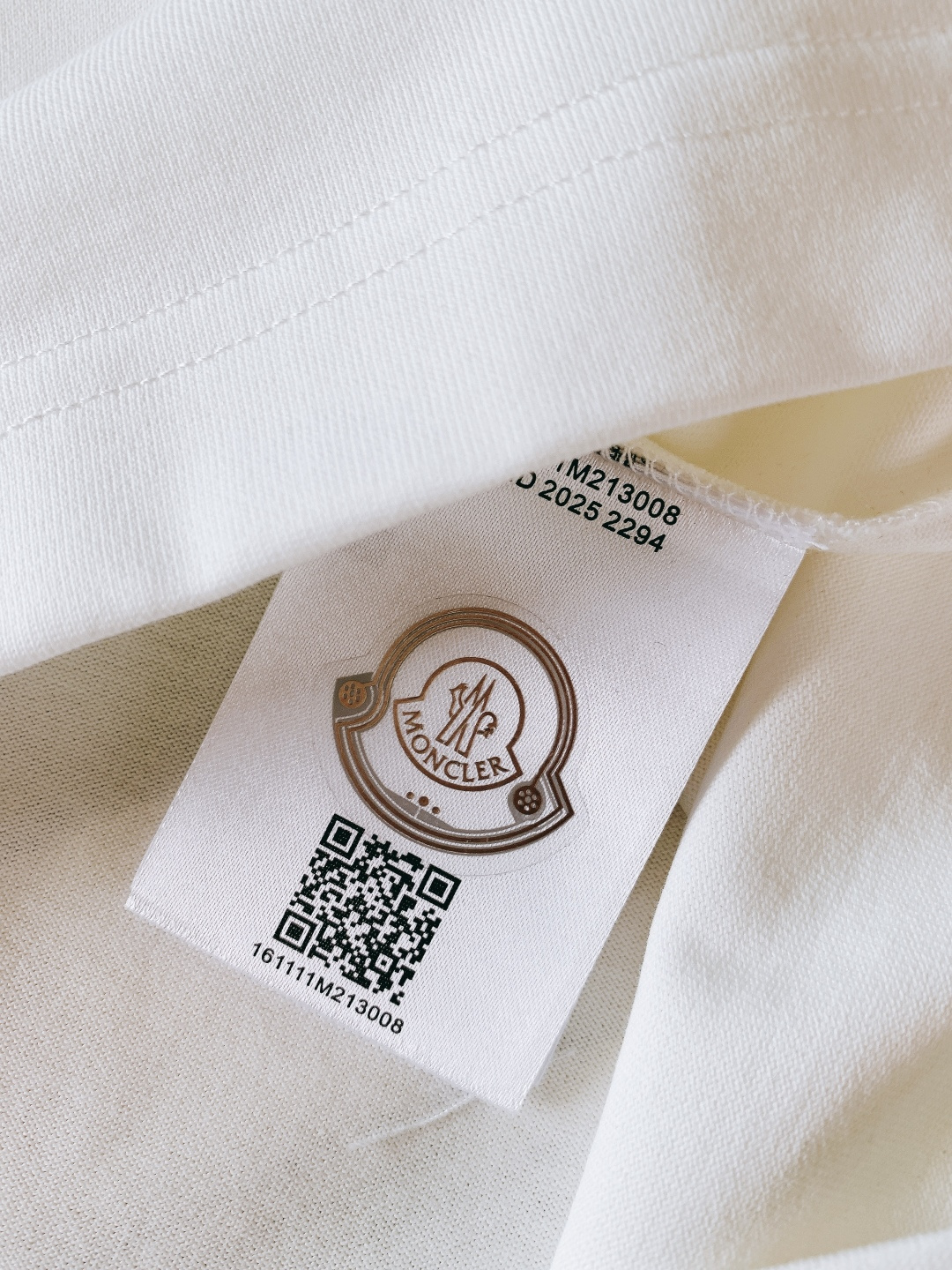 Moncler 蒙口 2026SS早春新品 卡通图案短袖T恤。采用高支精梳棉混纺面料，触感软糯亲肤，透气