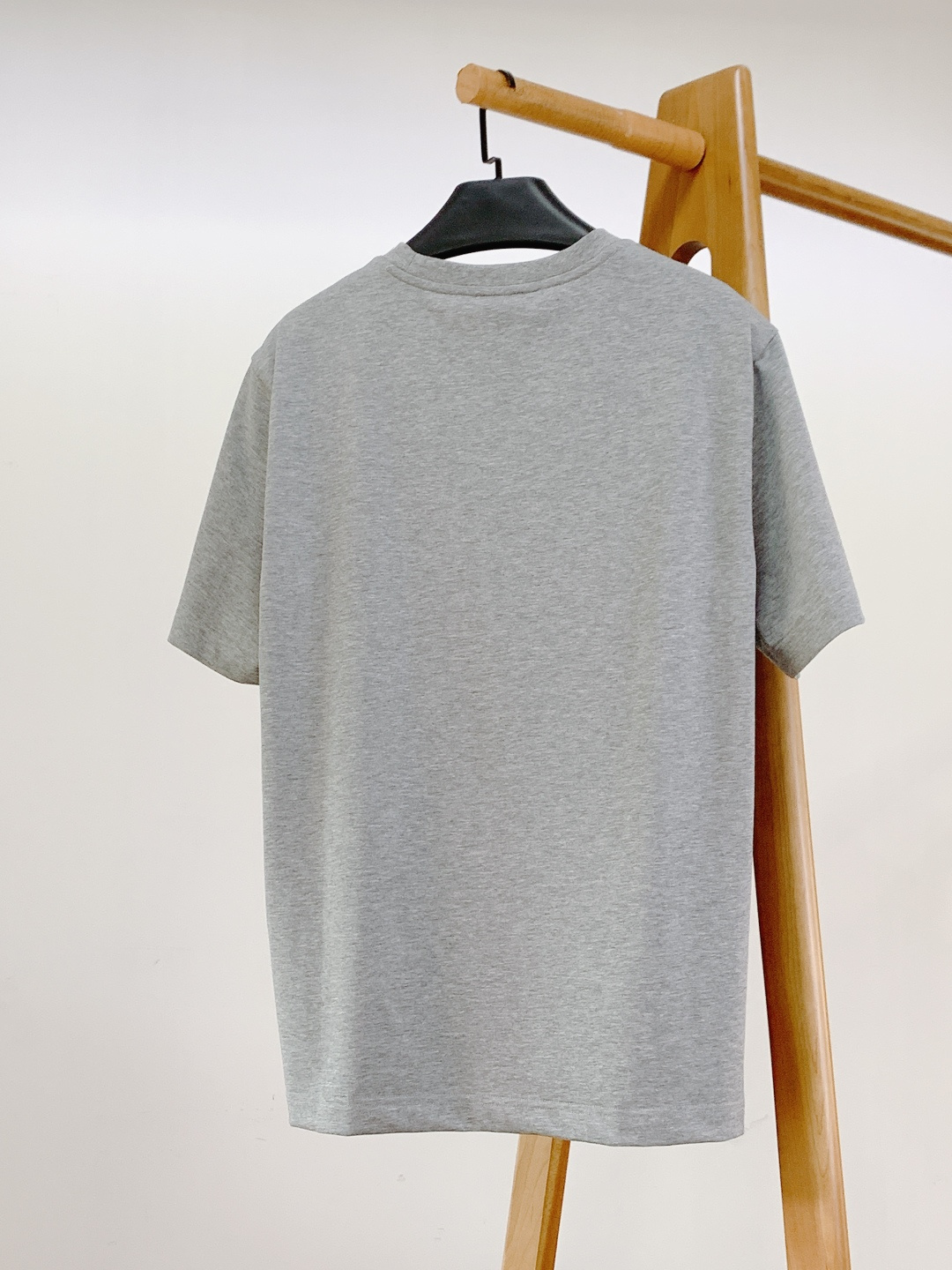 Moncler 蒙口 2026SS早春新品 卡通图案短袖T恤。采用高支精梳棉混纺面料，触感软糯亲肤，透气