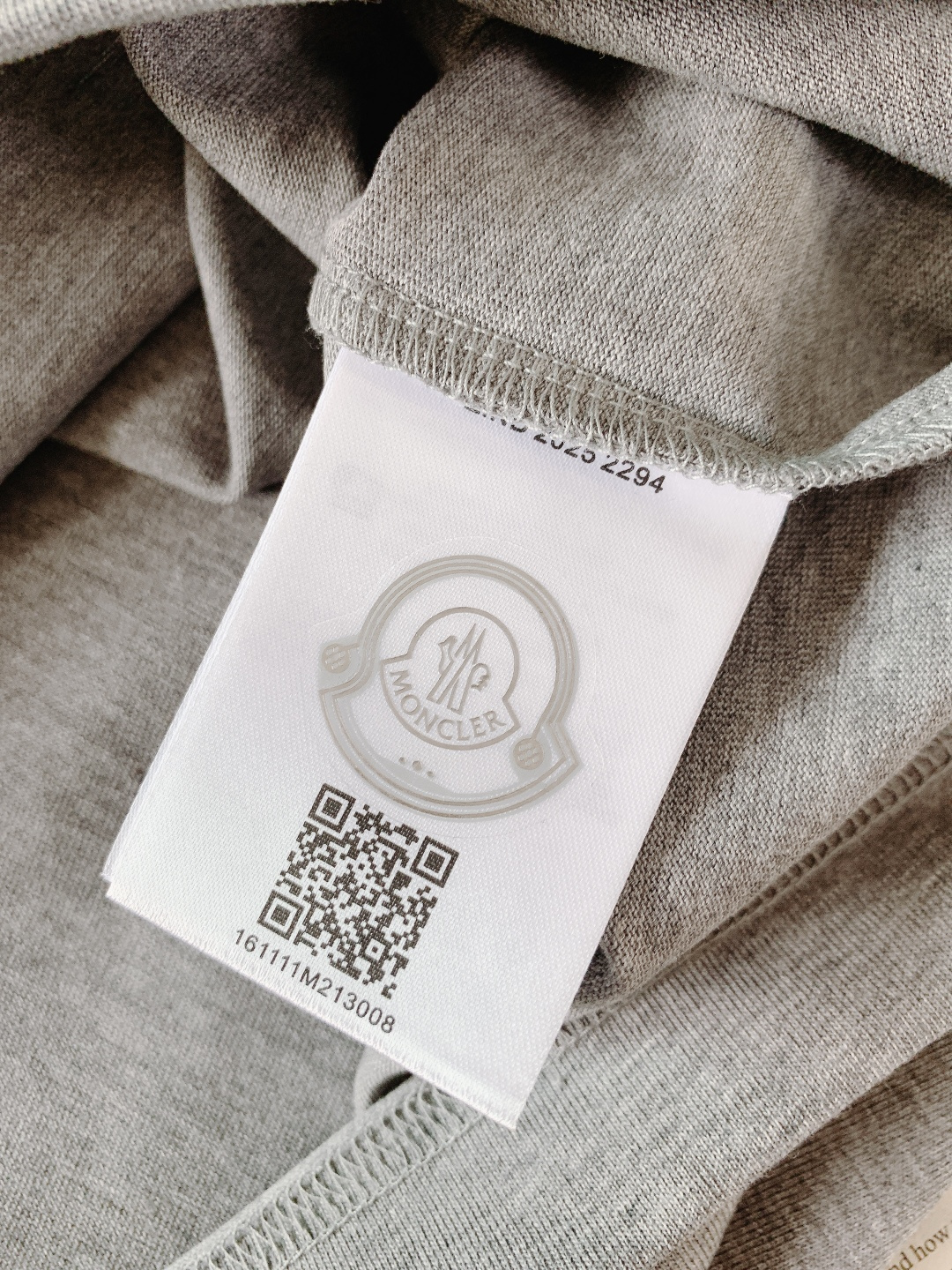 Moncler 蒙口 2026SS早春新品 卡通图案短袖T恤。采用高支精梳棉混纺面料，触感软糯亲肤，透气