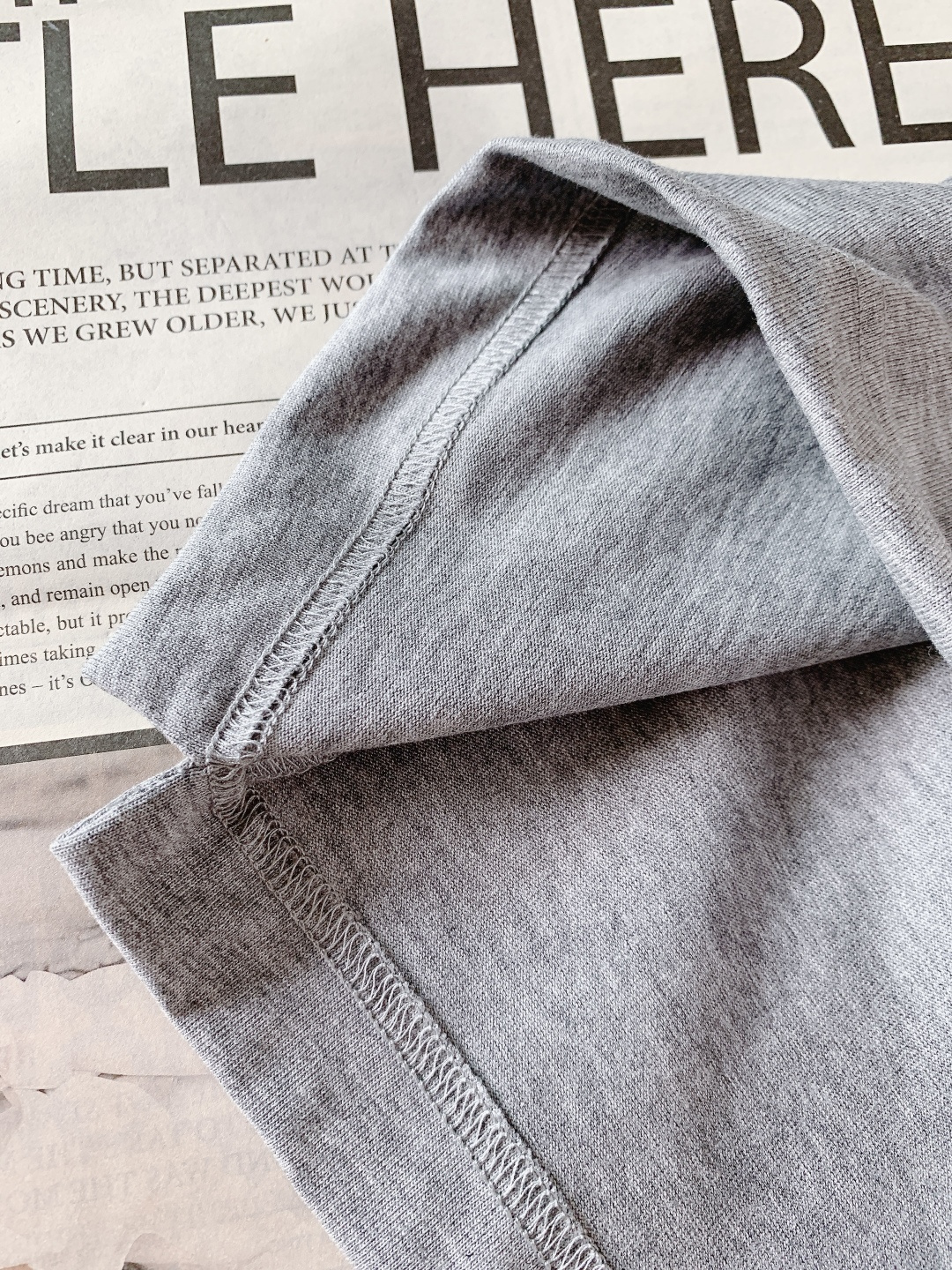 Moncler 蒙口 2026SS早春新品 卡通图案短袖T恤。采用高支精梳棉混纺面料，触感软糯亲肤，透气