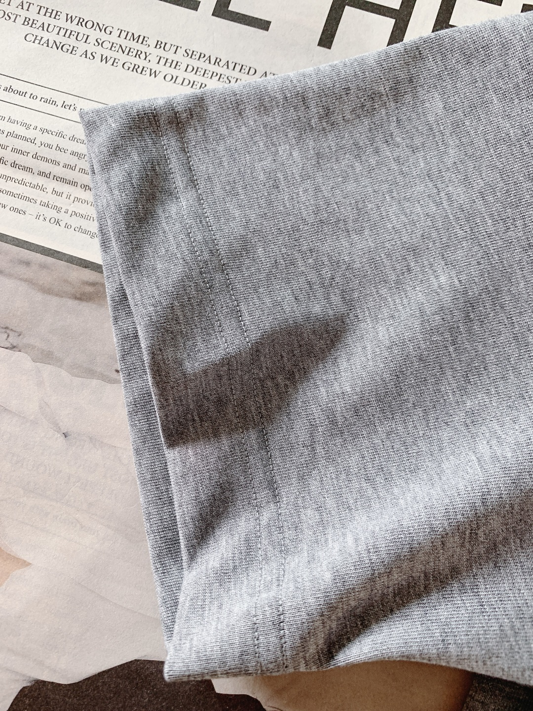 Moncler 蒙口 2026SS早春新品 卡通图案短袖T恤。采用高支精梳棉混纺面料，触感软糯亲肤，透气