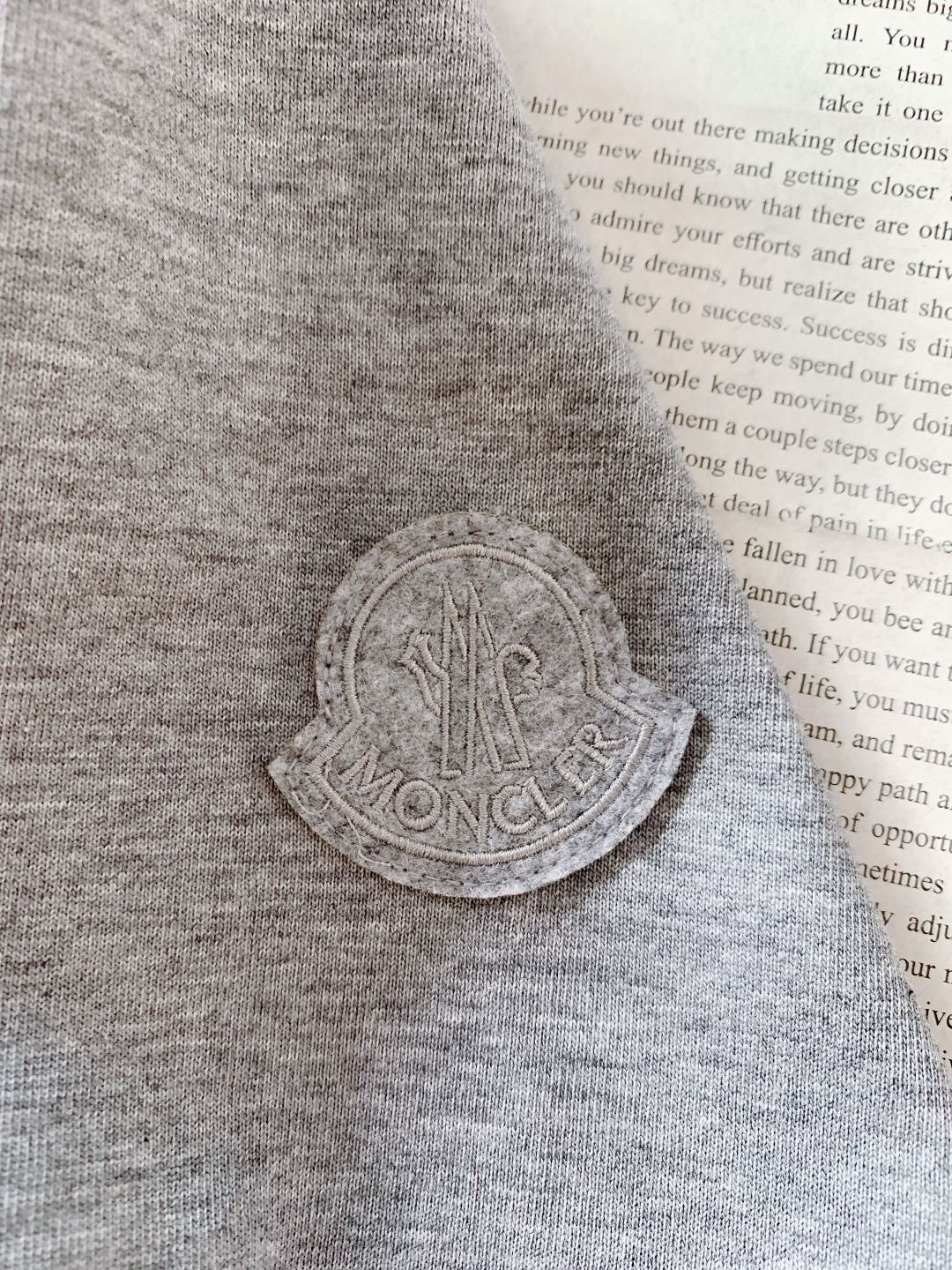 Moncler 蒙口 2026SS早春新品 卡通图案短袖T恤。采用高支精梳棉混纺面料，触感软糯亲肤，透气