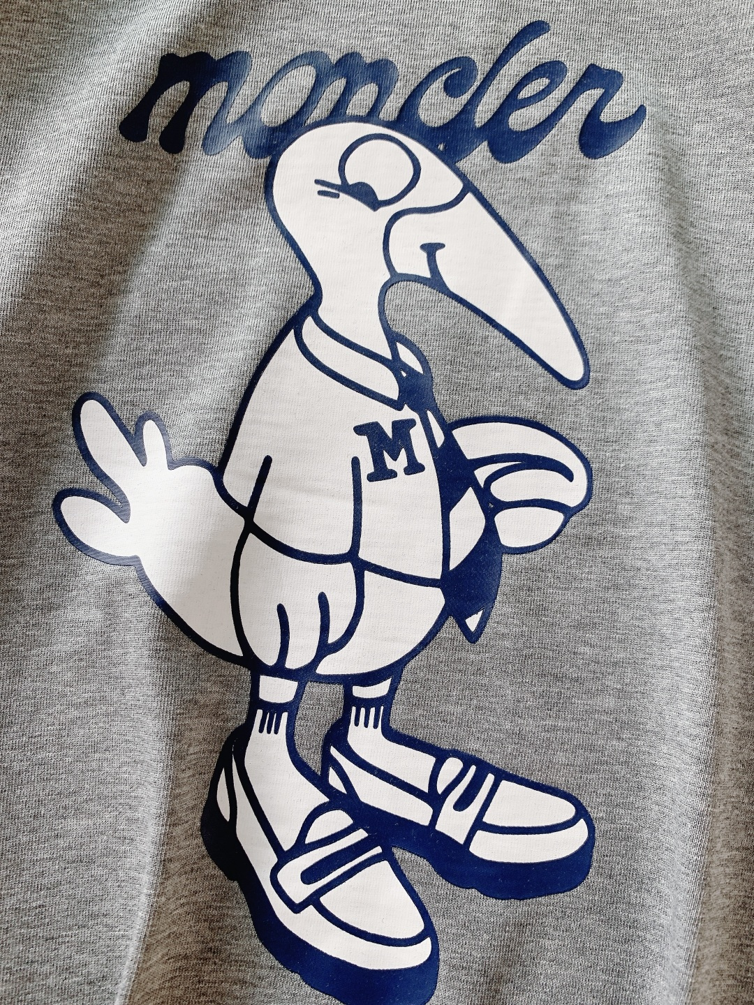 Moncler 蒙口 2026SS早春新品 卡通图案短袖T恤。采用高支精梳棉混纺面料，触感软糯亲肤，透气