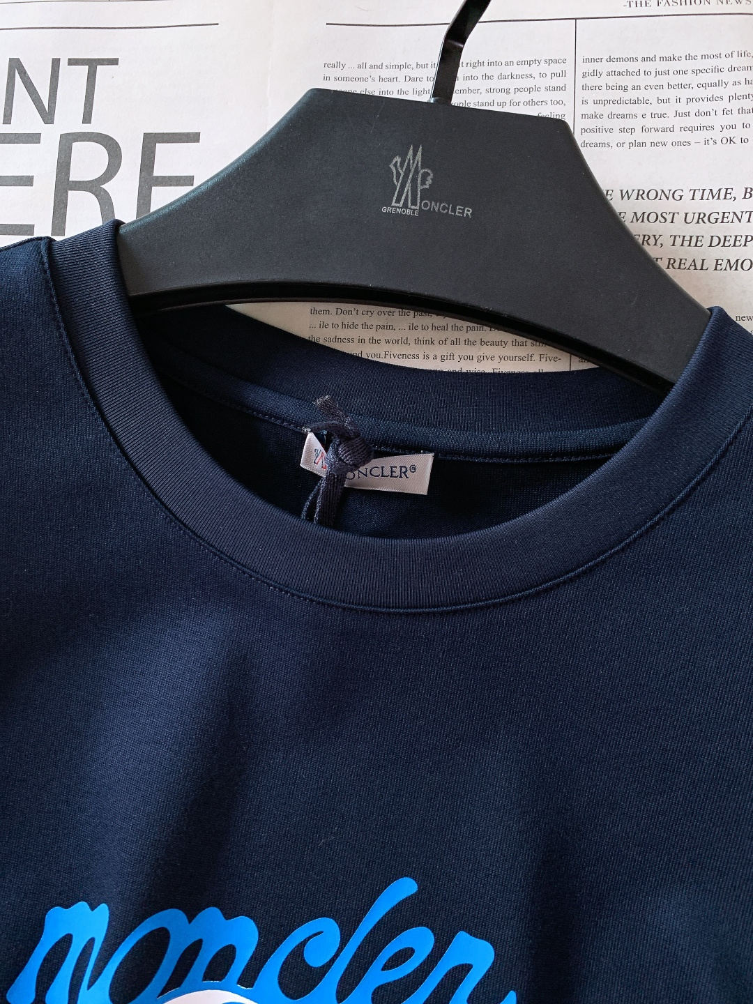 Moncler 蒙口 2026SS早春新品 卡通图案短袖T恤。采用高支精梳棉混纺面料，触感软糯亲肤，透气