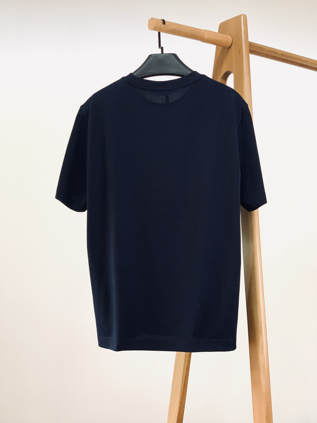 Moncler 蒙口 2026SS早春新品 卡通图案短袖T恤。采用高支精梳棉混纺面料，触感软糯亲肤，透气