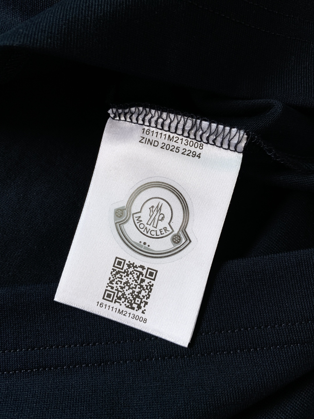 Moncler 蒙口 2026SS早春新品 卡通图案短袖T恤。采用高支精梳棉混纺面料，触感软糯亲肤，透气