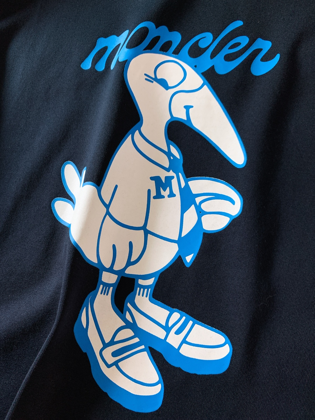 Moncler 蒙口 2026SS早春新品 卡通图案短袖T恤。采用高支精梳棉混纺面料，触感软糯亲肤，透气