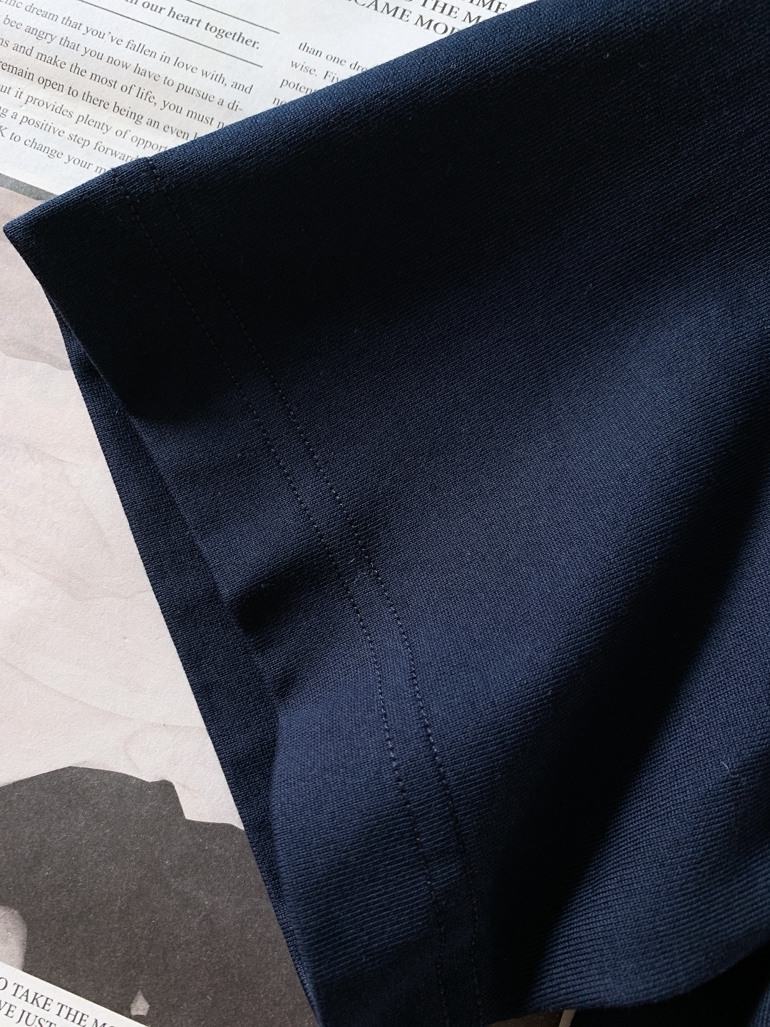 Moncler 蒙口 2026SS早春新品 卡通图案短袖T恤。采用高支精梳棉混纺面料，触感软糯亲肤，透气