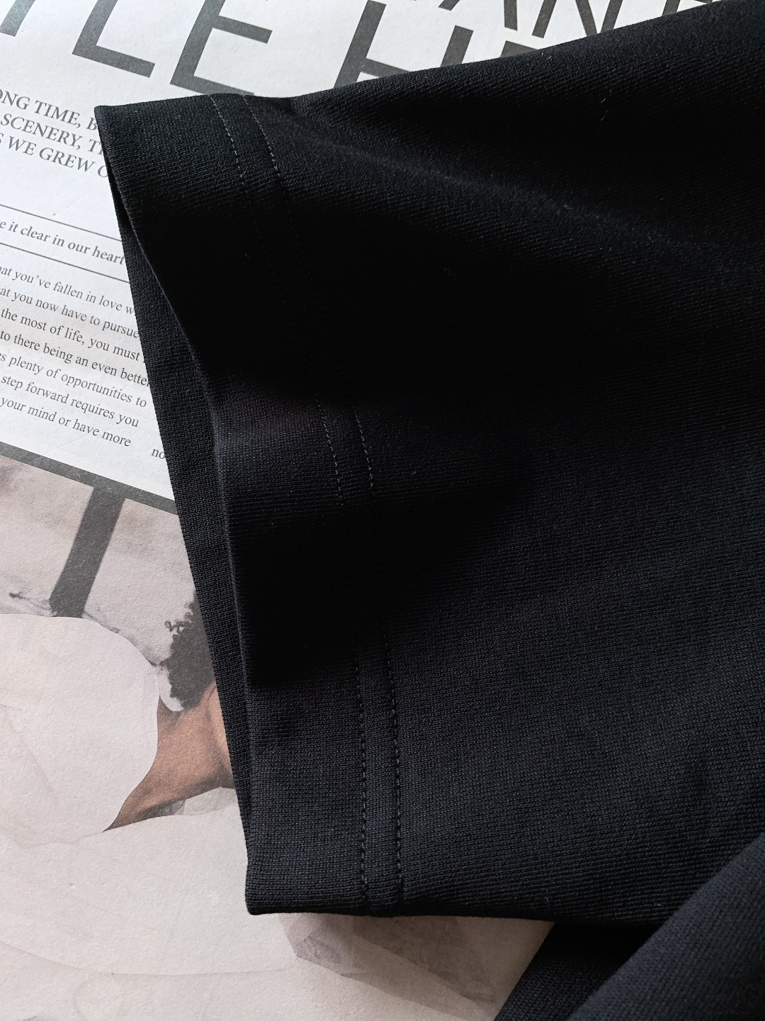 Moncler 蒙口 2026SS早春新品 卡通图案短袖T恤。采用高支精梳棉混纺面料，触感软糯亲肤，透气