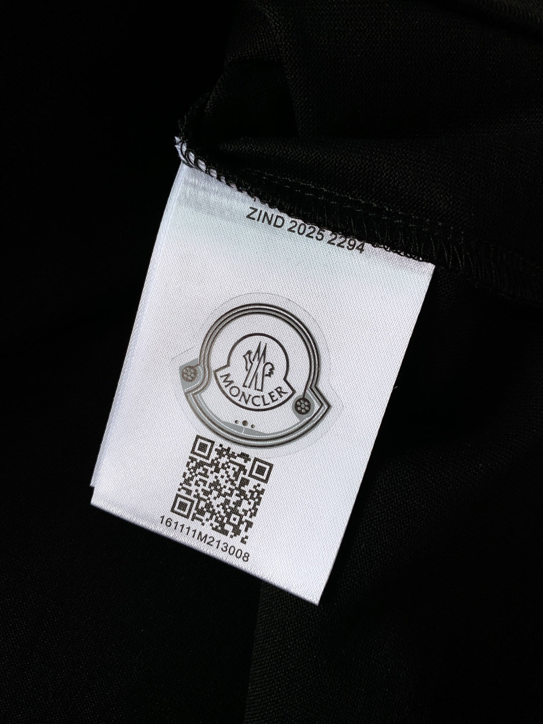 Moncler 蒙口 2026SS早春新品 卡通图案短袖T恤。采用高支精梳棉混纺面料，触感软糯亲肤，透气