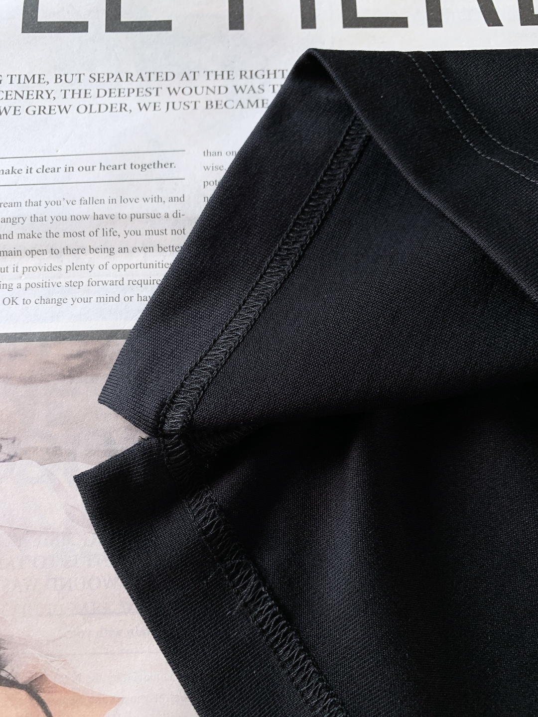 Moncler 蒙口 2026SS早春新品 卡通图案短袖T恤。采用高支精梳棉混纺面料，触感软糯亲肤，透气