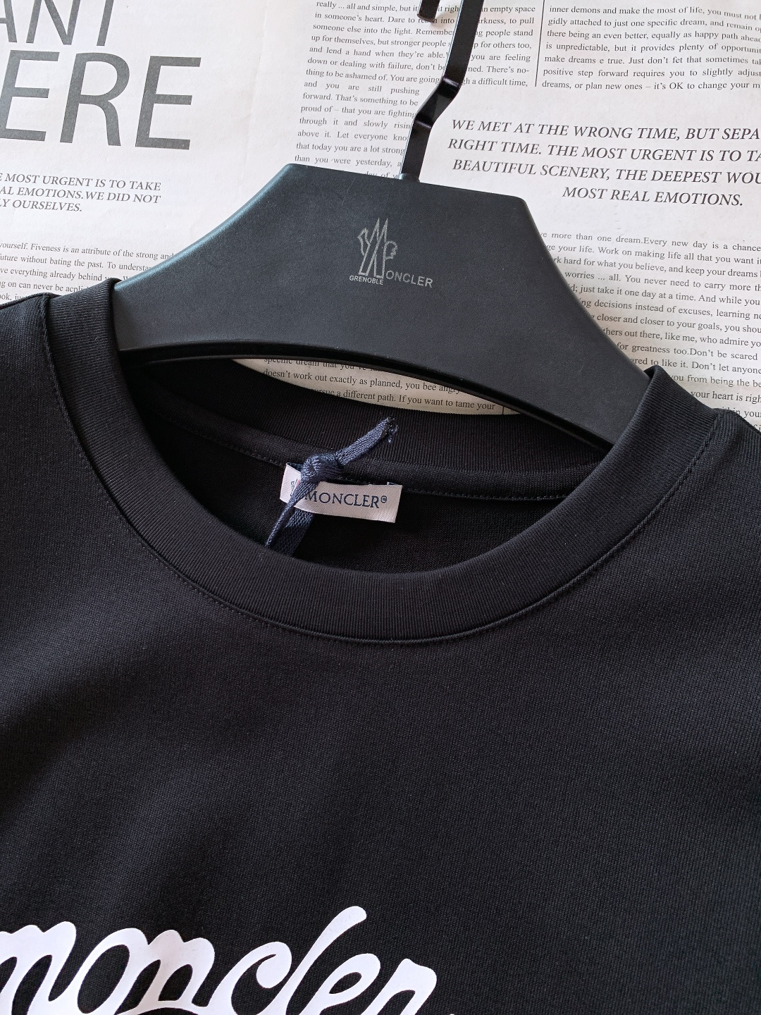 Moncler 蒙口 2026SS早春新品 卡通图案短袖T恤。采用高支精梳棉混纺面料，触感软糯亲肤，透气