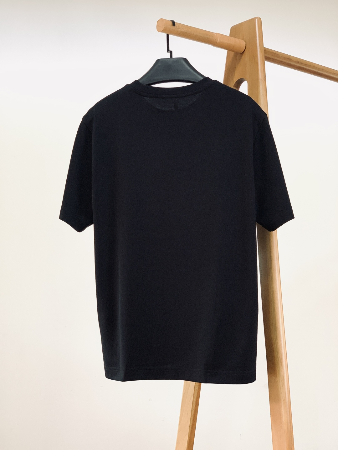 Moncler 蒙口 2026SS早春新品 卡通图案短袖T恤。采用高支精梳棉混纺面料，触感软糯亲肤，透气