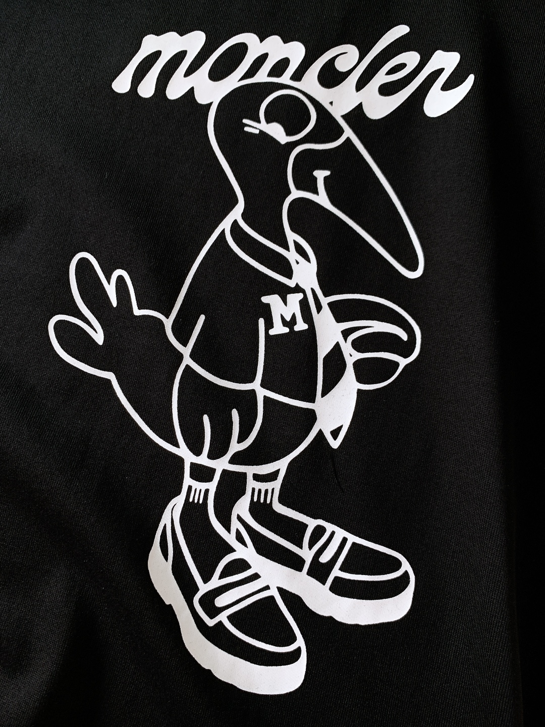 Moncler 蒙口 2026SS早春新品 卡通图案短袖T恤。采用高支精梳棉混纺面料，触感软糯亲肤，透气