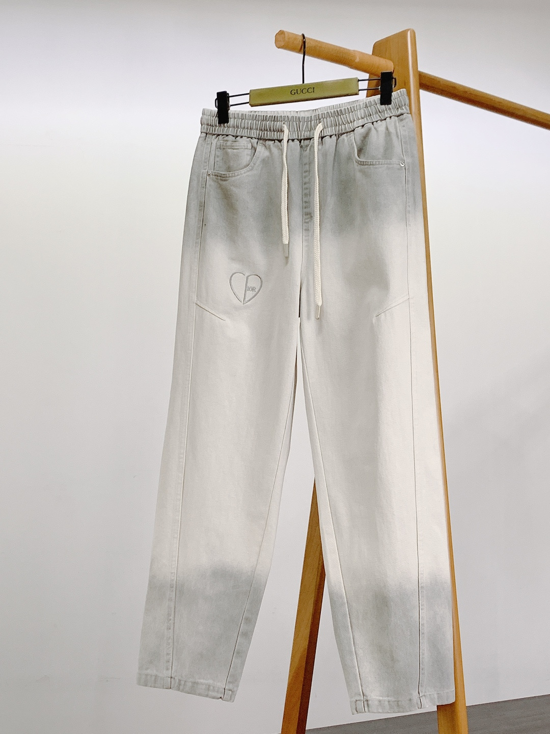 Dior Homme 迪奥·桀傲 2025FW秋冬新品 刺绣抽绳休闲裤时尚系列，独特设计，抽绳休闲长裤 