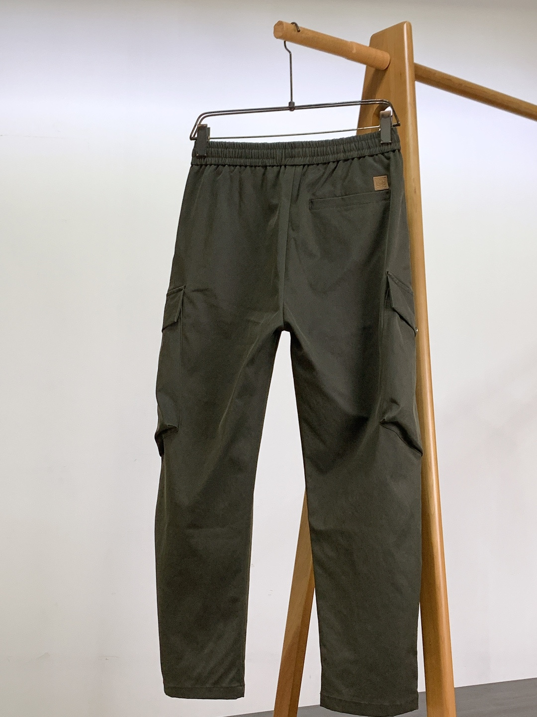 Loewe 罗意威 2025FW秋冬新品 刺绣抽绳工装休闲裤时尚系列，独特设计，抽绳休闲长裤 订纱开始订