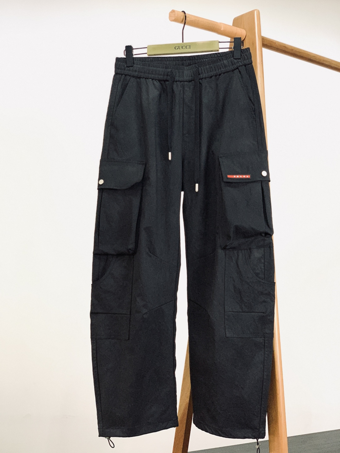 Prada 普拉达 2025FW秋冬新品 复古工装抽绳休闲裤！时尚系列，独特拼料设计，抽绳休闲裤。 订纱