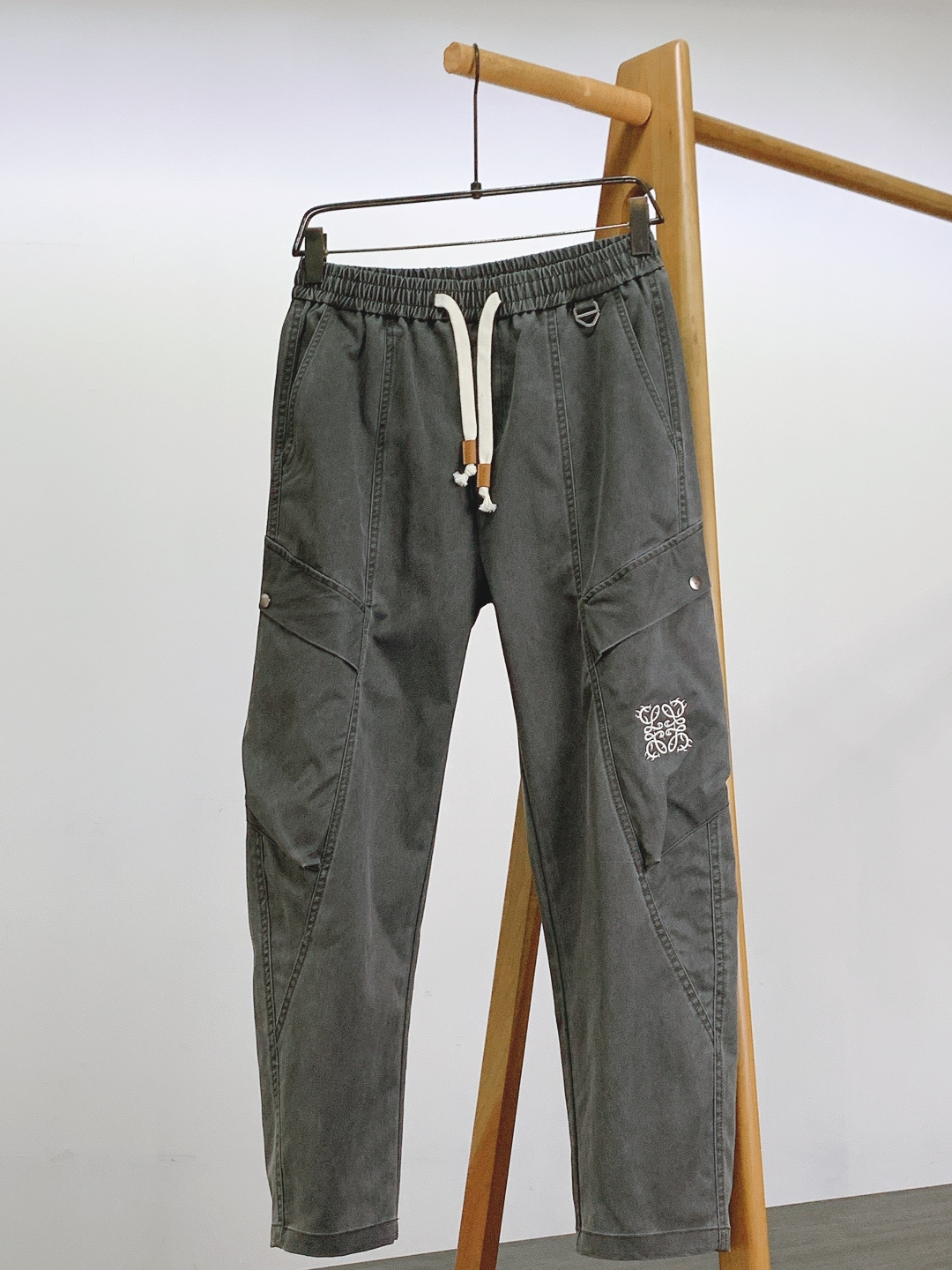 Loewe 罗意威 2025FW秋冬新品 刺绣抽绳工装休闲裤时尚系列，独特设计，抽绳休闲长裤 订纱开始订
