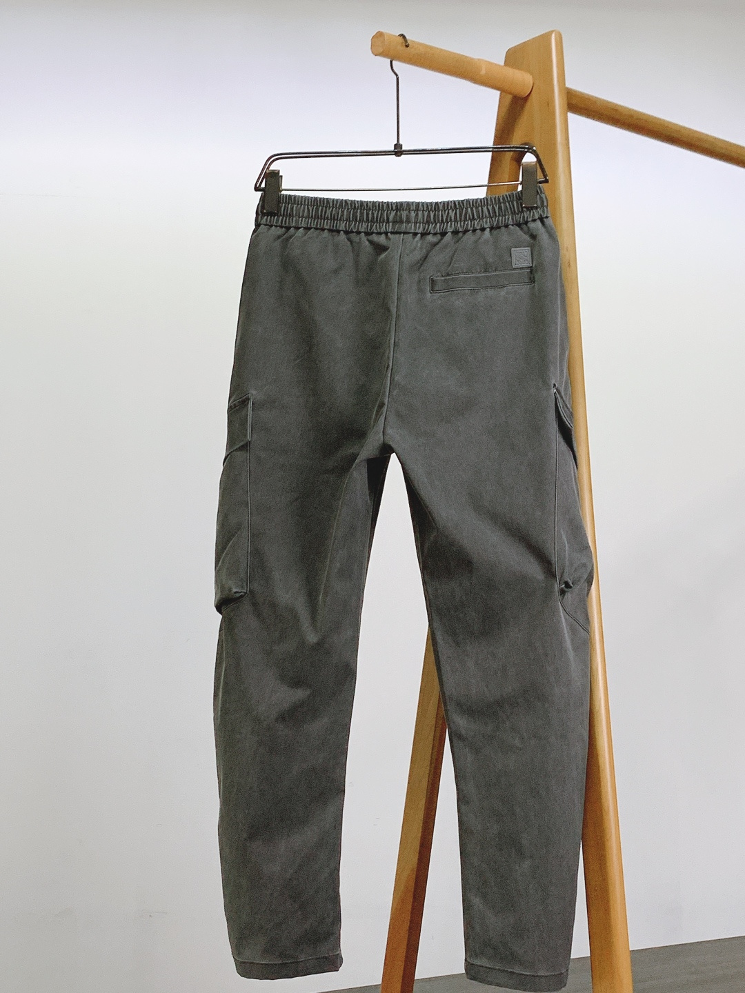 Loewe 罗意威 2025FW秋冬新品 刺绣抽绳工装休闲裤时尚系列，独特设计，抽绳休闲长裤 订纱开始订