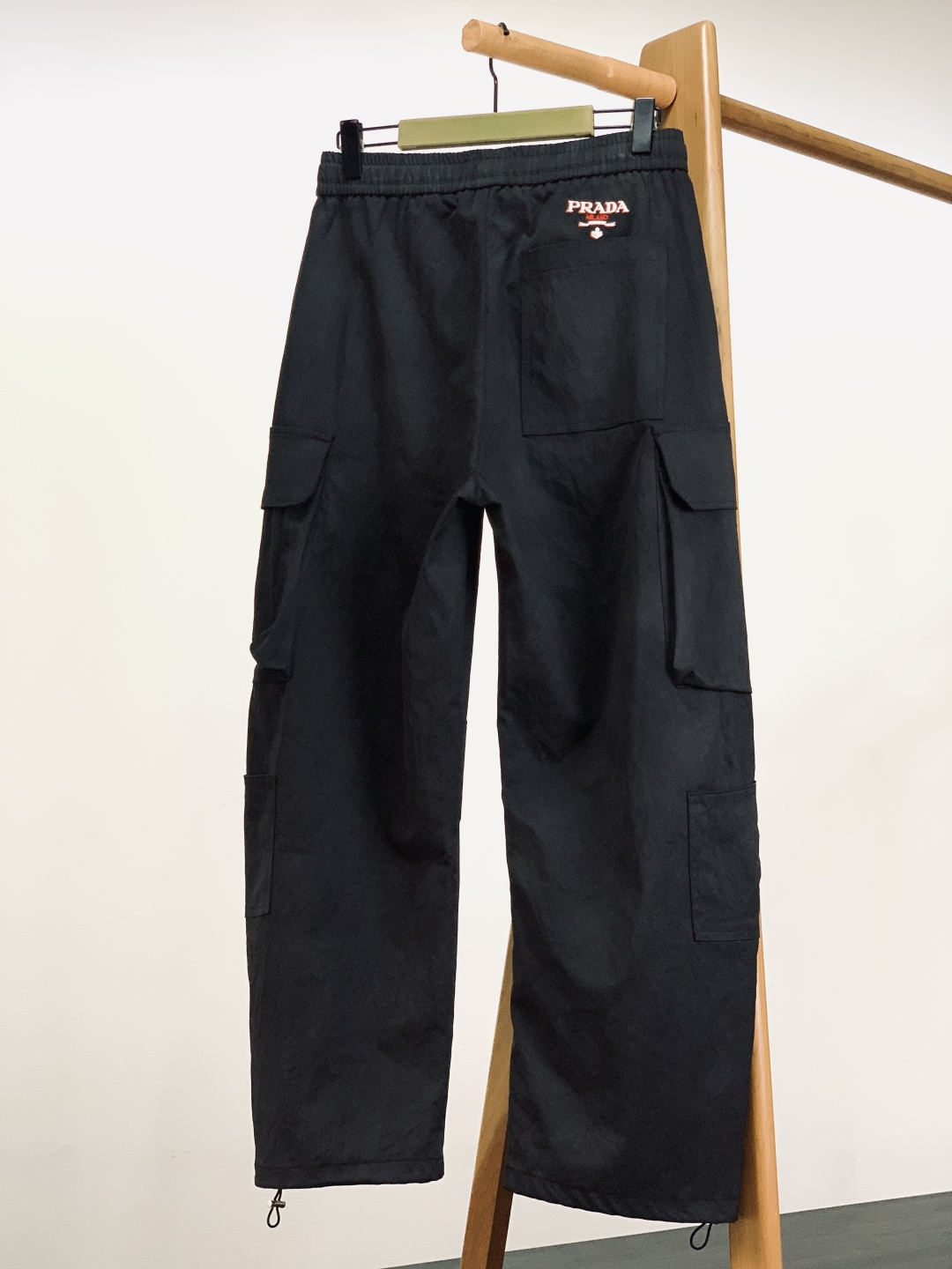 Prada 普拉达 2025FW秋冬新品 复古工装抽绳休闲裤！时尚系列，独特拼料设计，抽绳休闲裤。 订纱