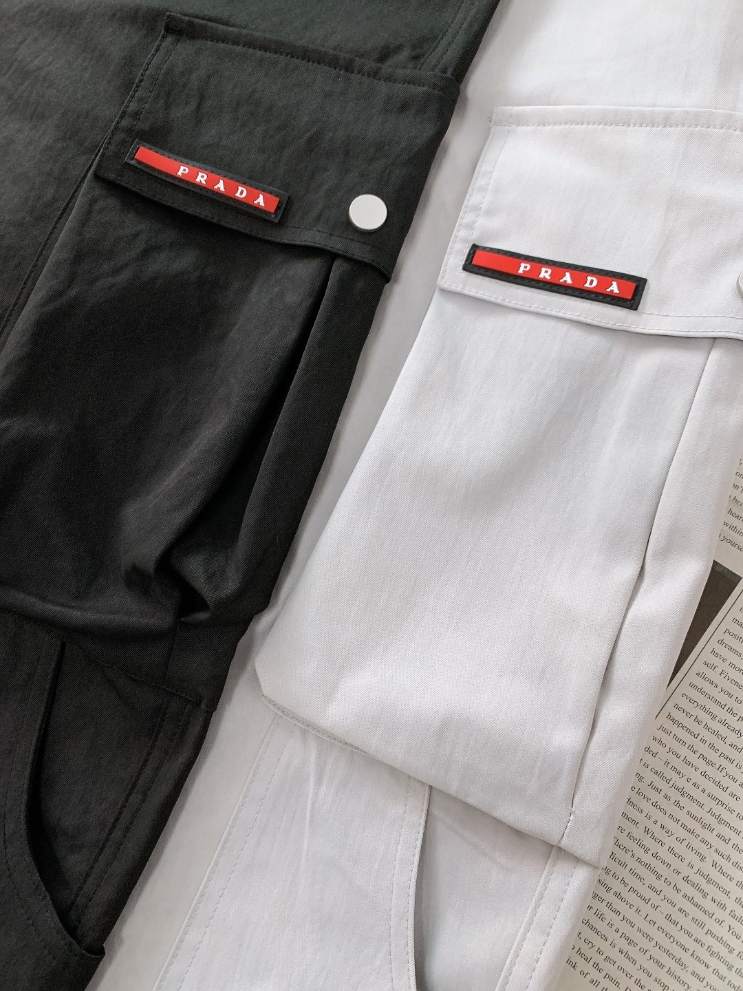 Prada 普拉达 2025FW秋冬新品 复古工装抽绳休闲裤！时尚系列，独特拼料设计，抽绳休闲裤。 订纱