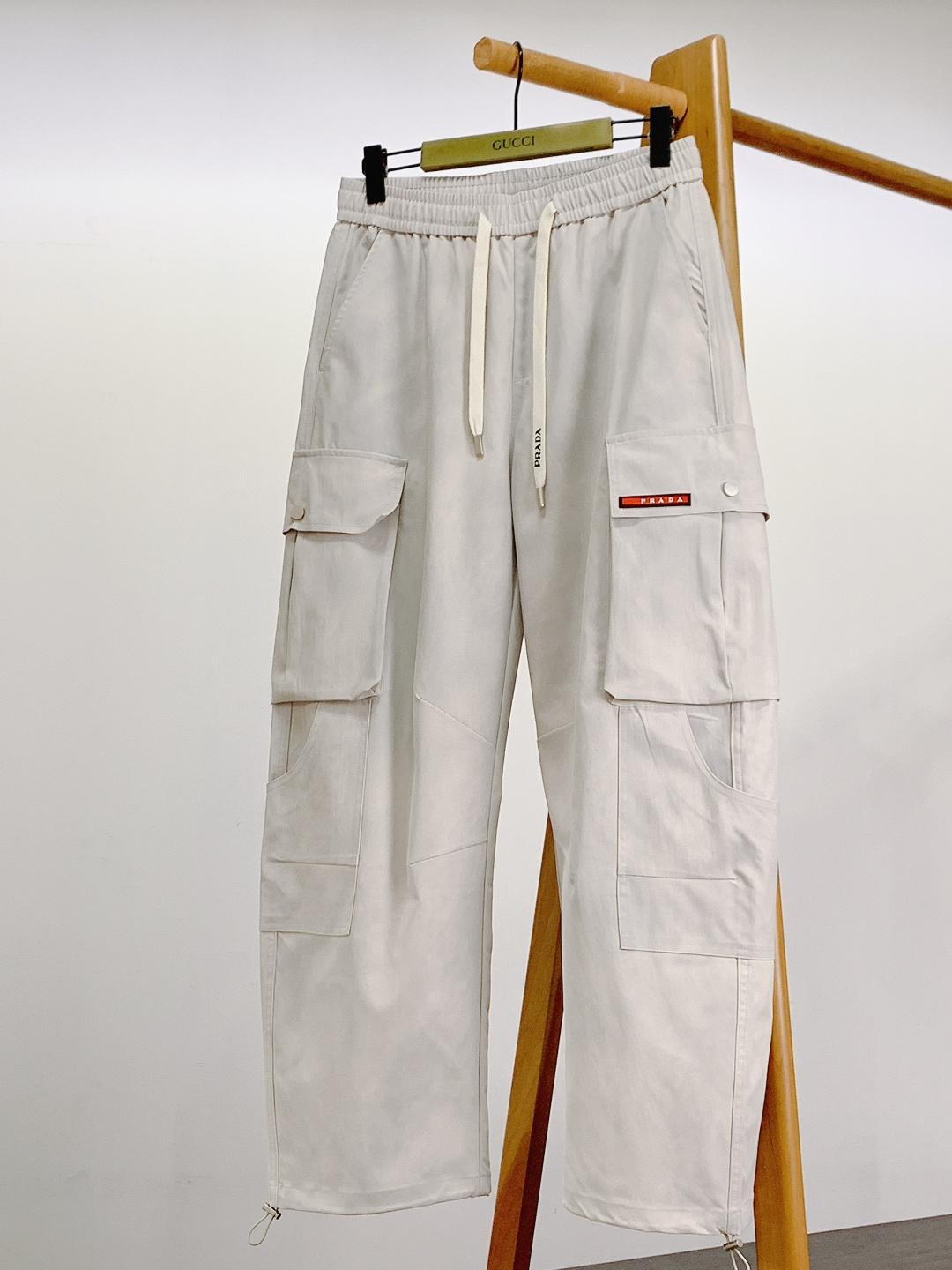 Prada 普拉达 2025FW秋冬新品 复古工装抽绳休闲裤！时尚系列，独特拼料设计，抽绳休闲裤。 订纱