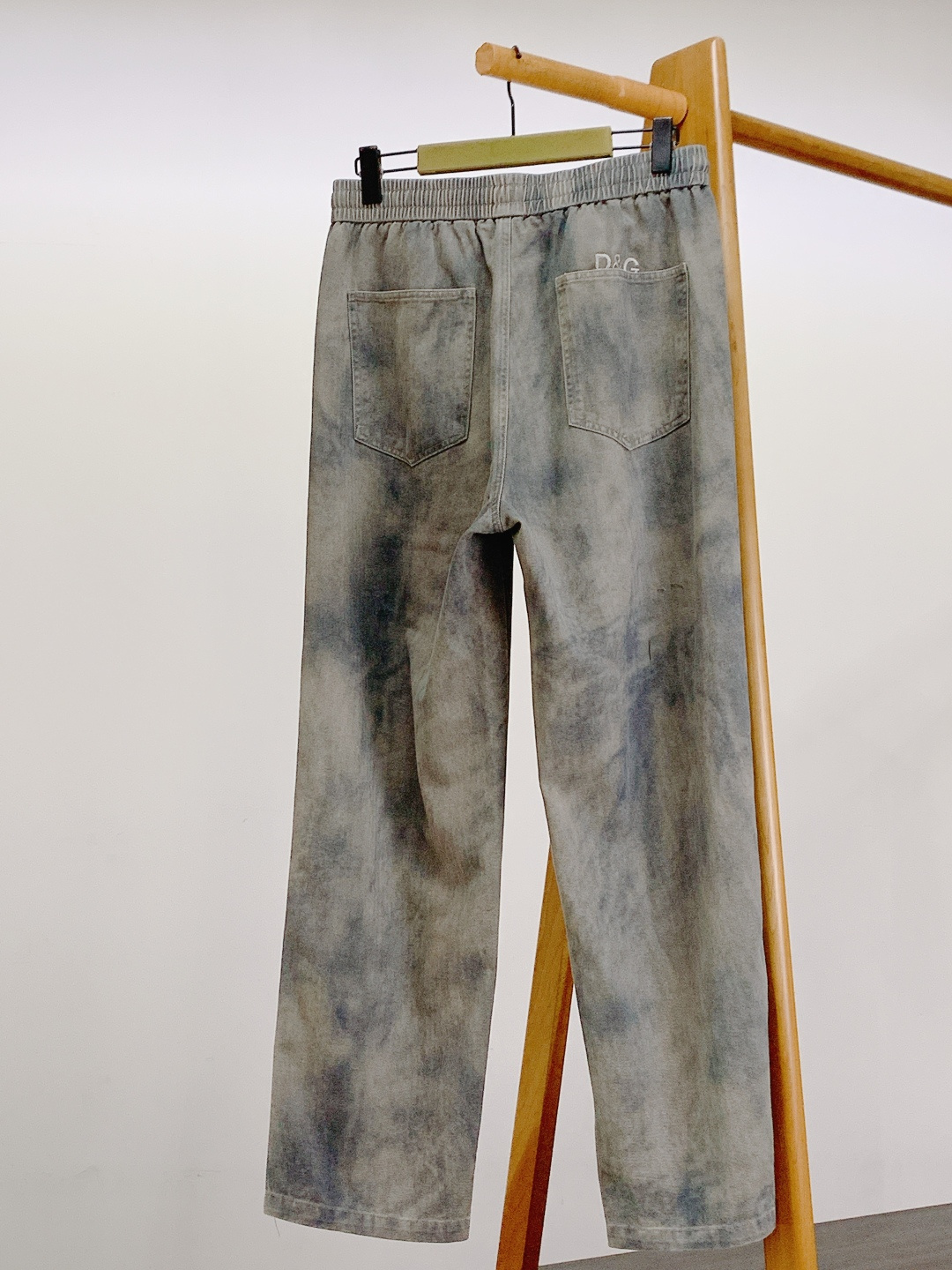 DOLCE&GABBANA 杜嘉班纳 2025FW秋冬新品 印花抽绳休闲裤时尚系列，独特设计，抽绳休闲长