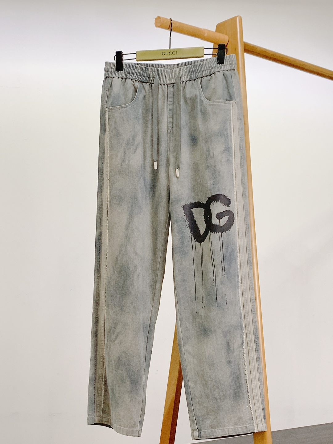 DOLCE&GABBANA 杜嘉班纳 2025FW秋冬新品 印花抽绳休闲裤时尚系列，独特设计，抽绳休闲长