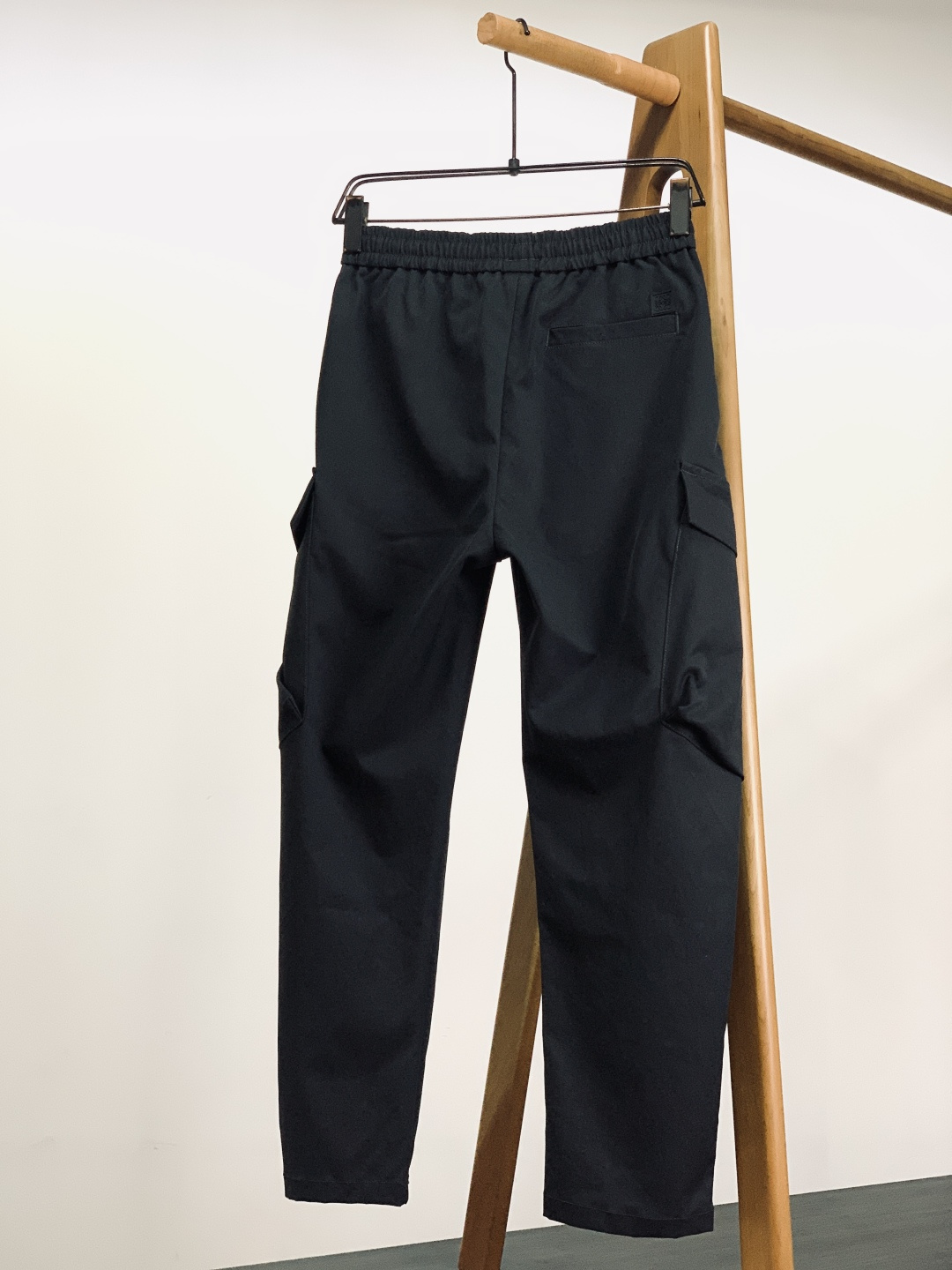 Loewe 罗意威 2025FW秋冬新品 刺绣抽绳工装休闲裤时尚系列，独特设计，抽绳休闲长裤 订纱开始订