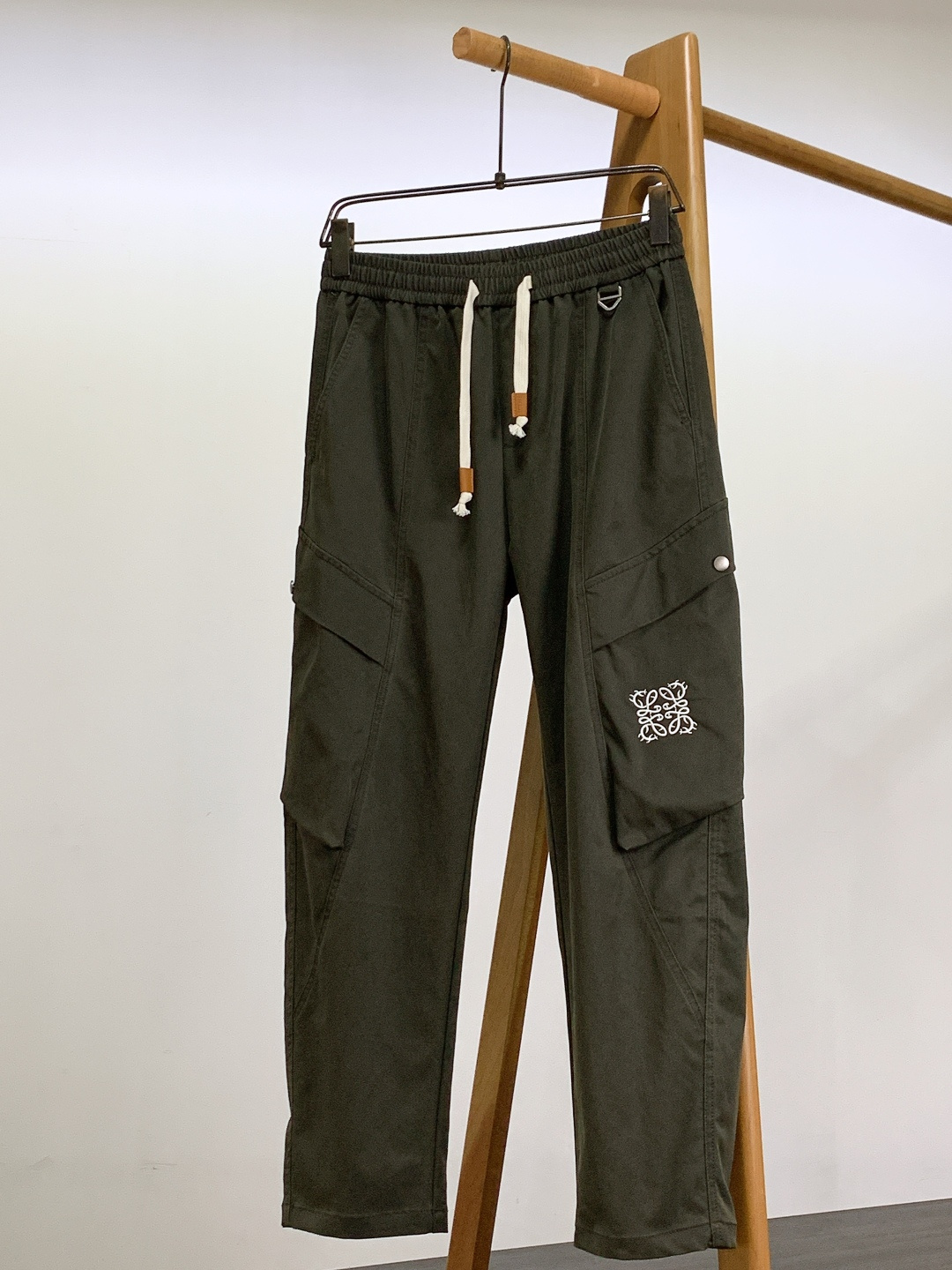 Loewe 罗意威 2025FW秋冬新品 刺绣抽绳工装休闲裤时尚系列，独特设计，抽绳休闲长裤 订纱开始订