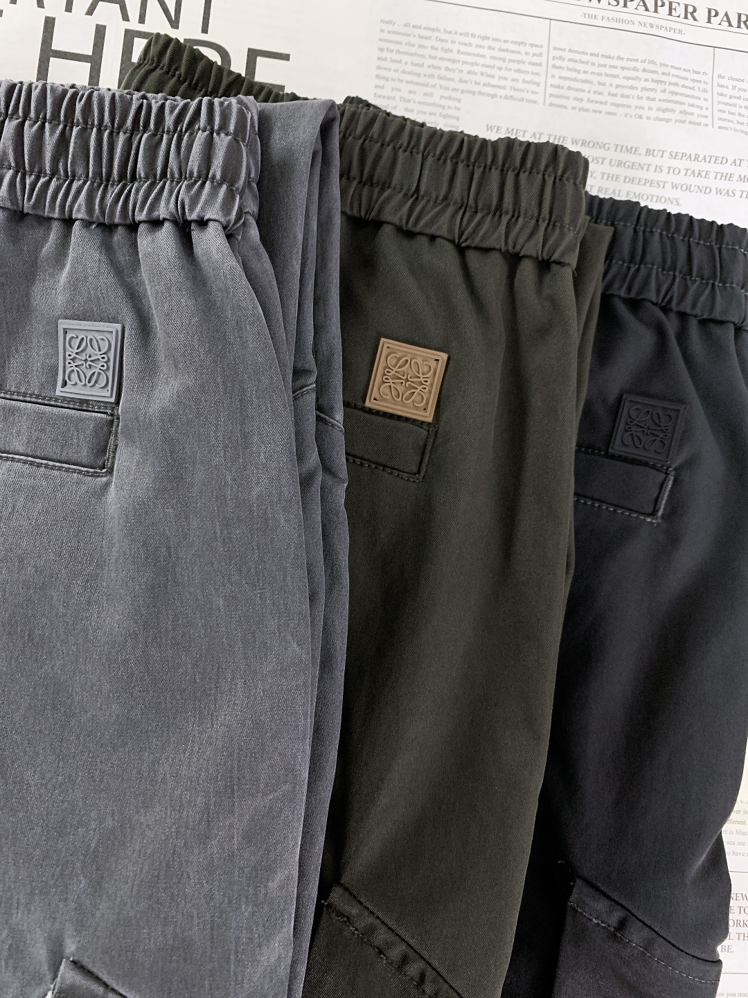 Loewe 罗意威 2025FW秋冬新品 刺绣抽绳工装休闲裤时尚系列，独特设计，抽绳休闲长裤 订纱开始订