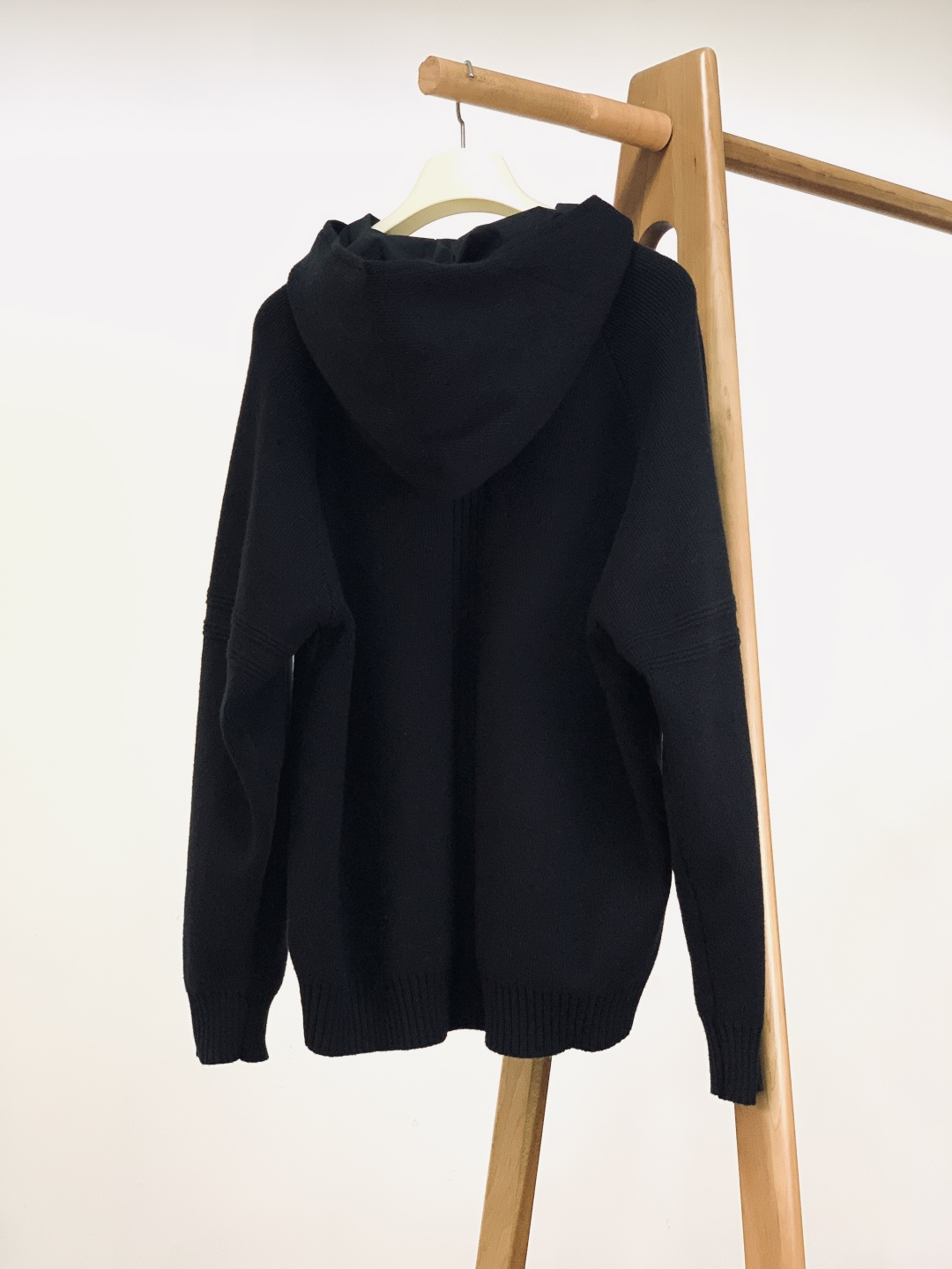 Loewe 罗意威 2025FW秋冬新品 连帽拉链针织开衫。甄选高支羊毛混纺针织面料，坑条肌理立体且富有